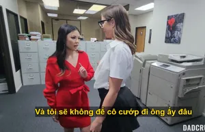 Bố dượng may mắn đụ cùng lúc bé yêu và em trợ lý riêng