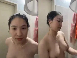 Gái vú đẹp, vừa call với gấu vừa tắm